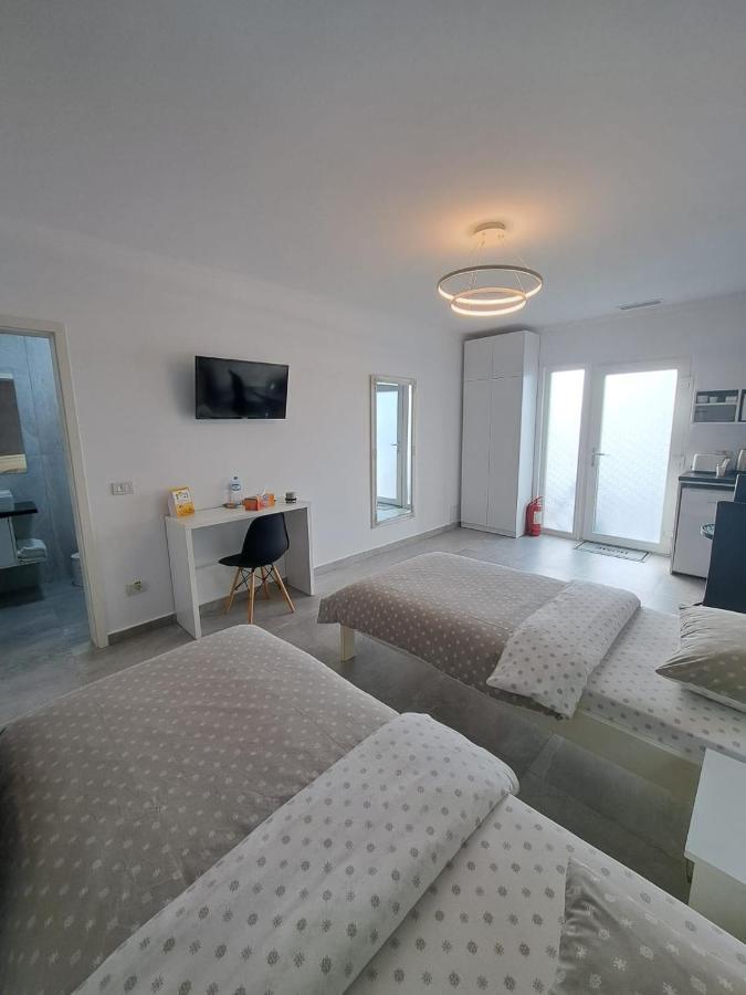 Kevin&Jessica Rooms Giarmata Bagian luar foto