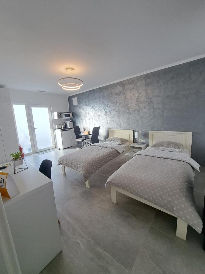 Kevin&Jessica Rooms Giarmata Bagian luar foto