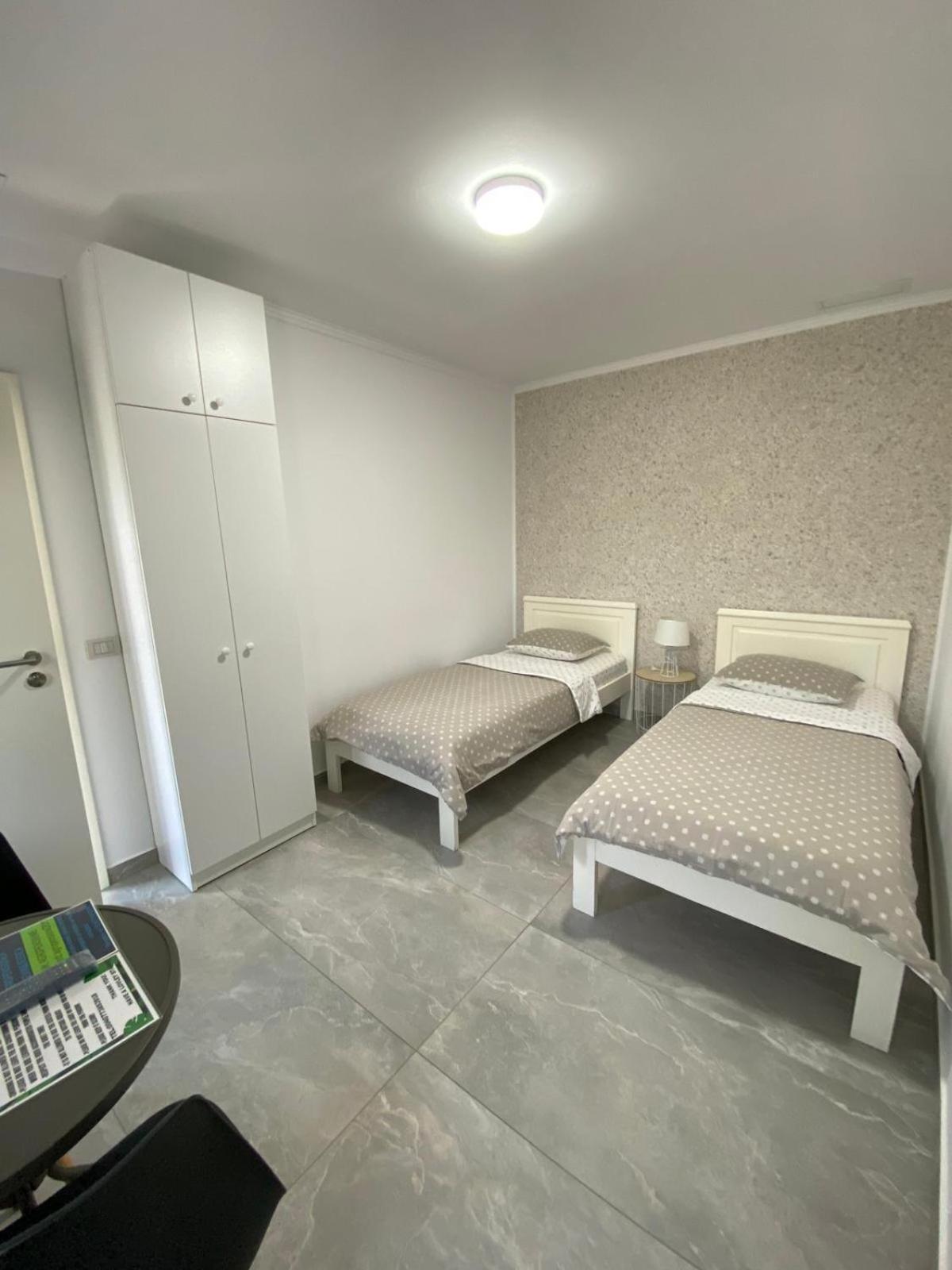 Kevin&Jessica Rooms Giarmata Bagian luar foto